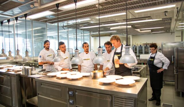 Atıksız Mutfak Konusunda Çalışan Genç Şefler