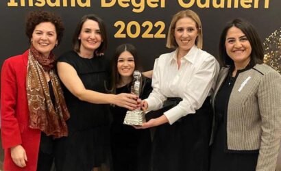 KÜLTÜREL VE ÇEVİK DÖNÜŞÜM YOLCULUĞUNA BAŞARI ÖDÜLÜ 