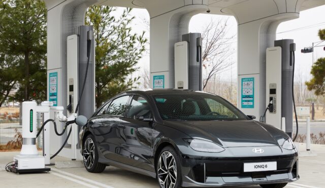 Hyundai Elektrikli Araçlar İçin Otomatik Şarj Robotu Geliştirdi.