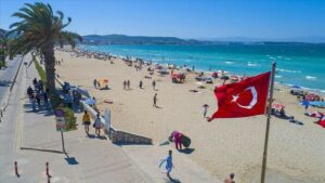 Hatay turizme hazırlanıyor; Kahramanmaraş merkezli depremler sonrası en ağır hasar alan şehirlerden biri olan Hatay’da yaraların sarılması için çalışmalar devam ediyor. 