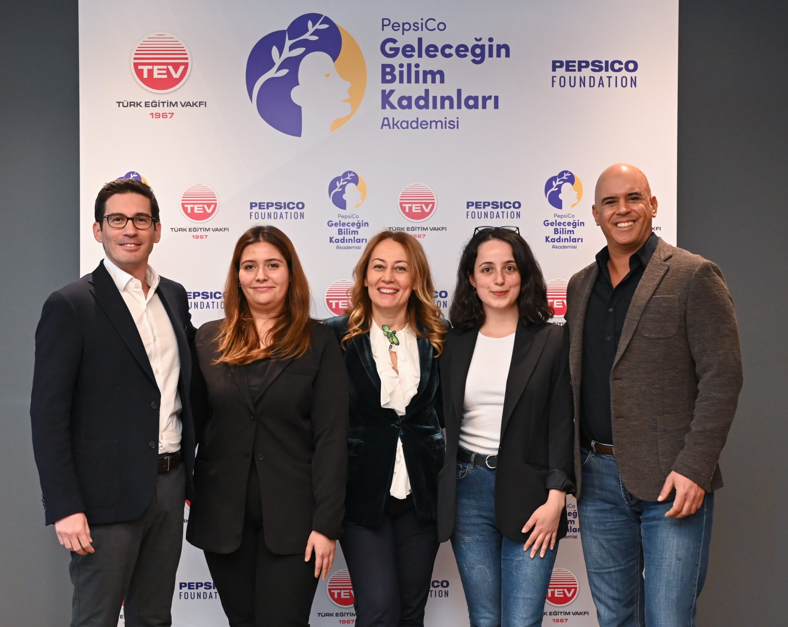 Geleceğin Bilim Kadınları Akademisi