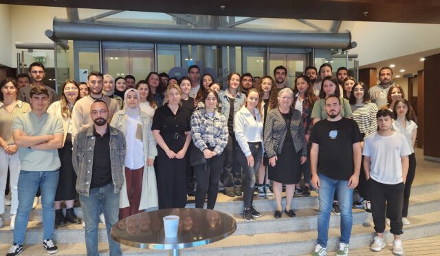 Gençleri tarım sektörüne yöneltecek Üçüncü Kuşak Tarım Girişimciliği Projesi start aldı. Türkiye tarım ürünleri ihracatında 50 milyar dolara gençlerin tarım sektörüne vereceği sinerjiyle ulaşacak Türkiye’nin tarım ürünleri ihracatının 35 milyar dolardan 50 milyar dolara çıkması için gençleri tarım sektörüne kazandırmak isteyen Ege Bölgesi’nin bitkisel ürün ihracat lideri Ege Yaş Meyve Sebze İhracatçıları Birliği, “Üçüncü Kuşak Tarım Girişimciliği” projesinin ikinci ayağını başlattı.